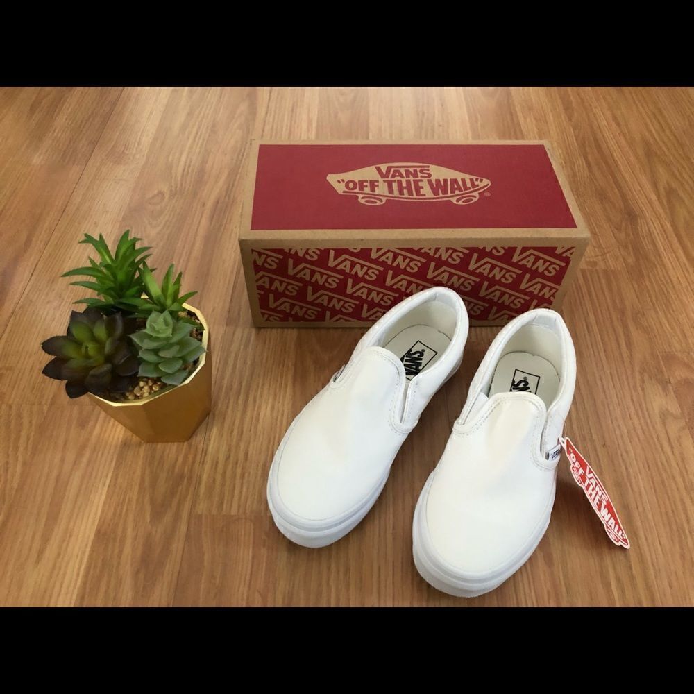 NIB VANS Classic Slip On VN000ZBUENS True White